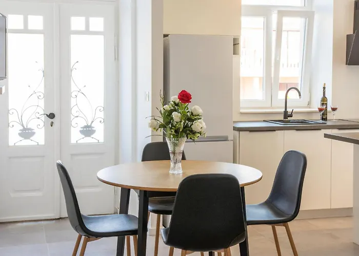 3 Bedroom Gorgeous In Appartement *