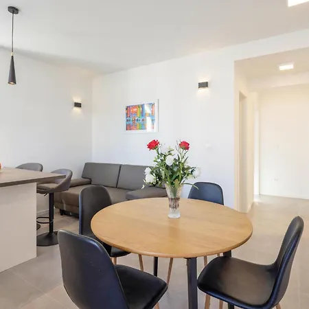 Apartment Gorgeous In With Kitchen Split