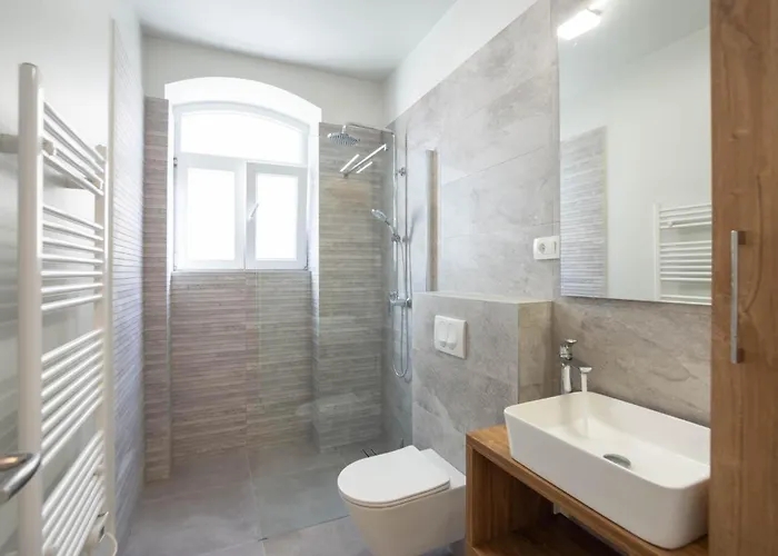 3 Bedroom Gorgeous In Apartament